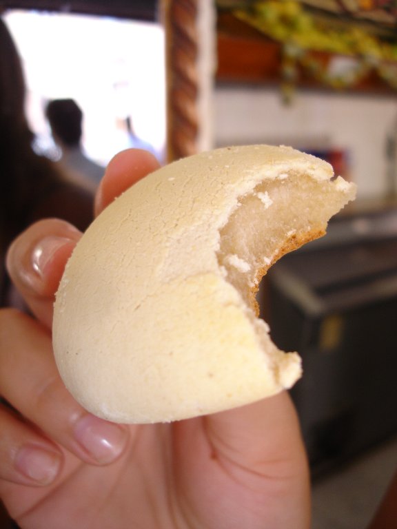 Somone holding a pandebono